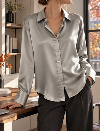 Camicia donna grigio argento lucida con bottoni chiari e orlo arrotondato