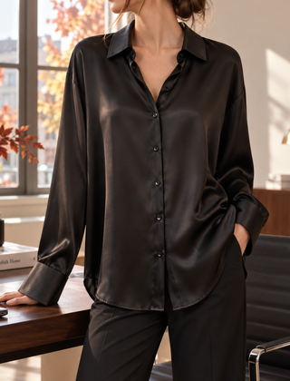 Camicia donna nera effetto satinato con colletto classico e bottoni in tinta