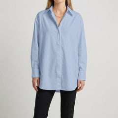 Camicia donna azzurra ampia con spalle scivolate e colletto classico a punta
