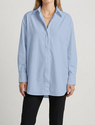 Camicia donna azzurra ampia con spalle scivolate e colletto classico a punta
