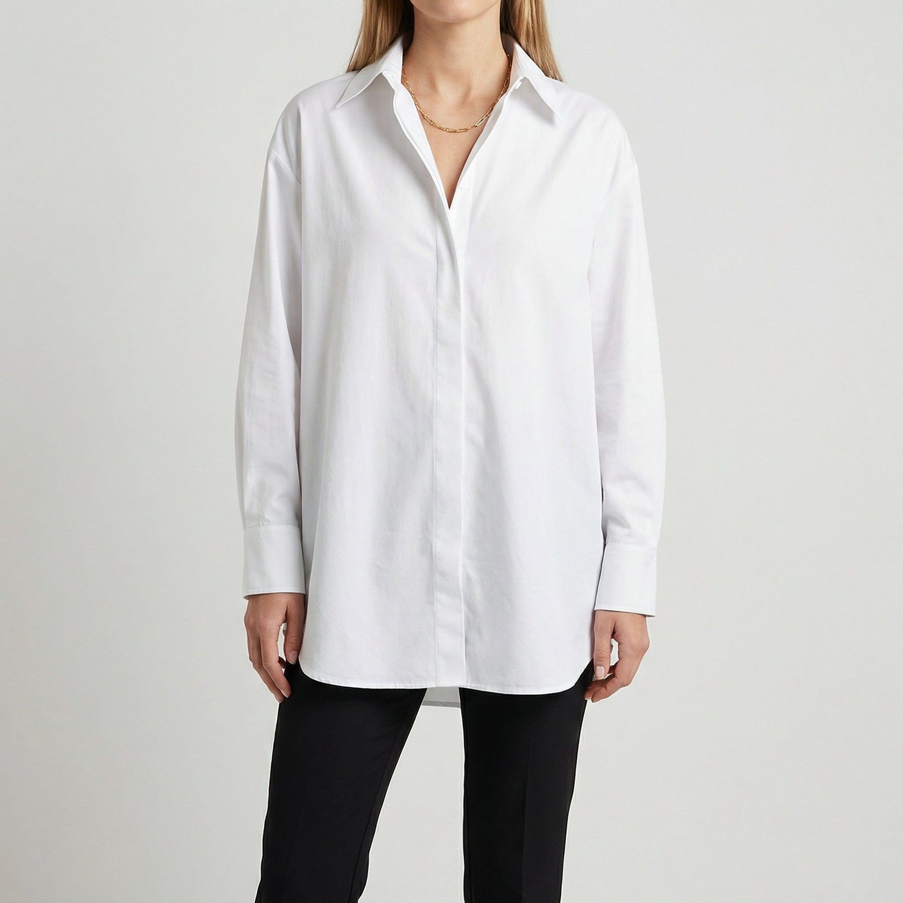 Camicia donna bianca oversize con colletto a punta e scollo a V aperto