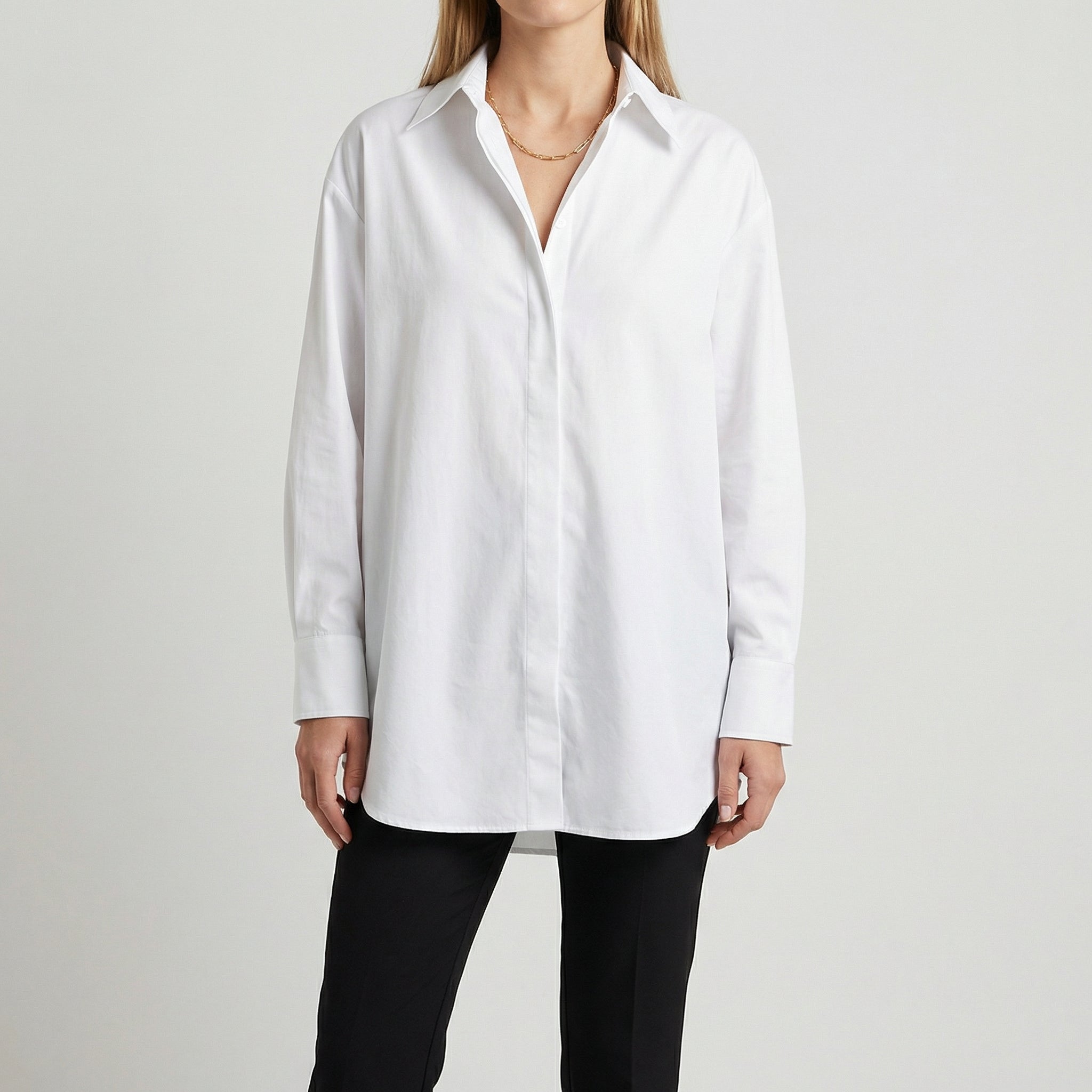 Camicia donna bianca oversize con colletto a punta e scollo a V aperto
