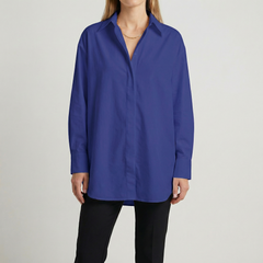Camicia donna blu intenso oversize con linea allungata sui fianchi
