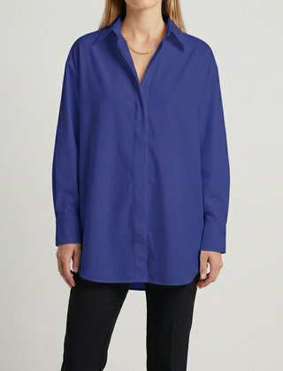 Camicia donna blu intenso oversize con linea allungata sui fianchi