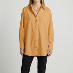 Camicia donna giallo senape oversize con orlo arrotondato e apertura a V sul davanti