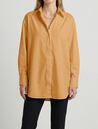 Camicia donna giallo senape oversize con orlo arrotondato e apertura a V sul davanti