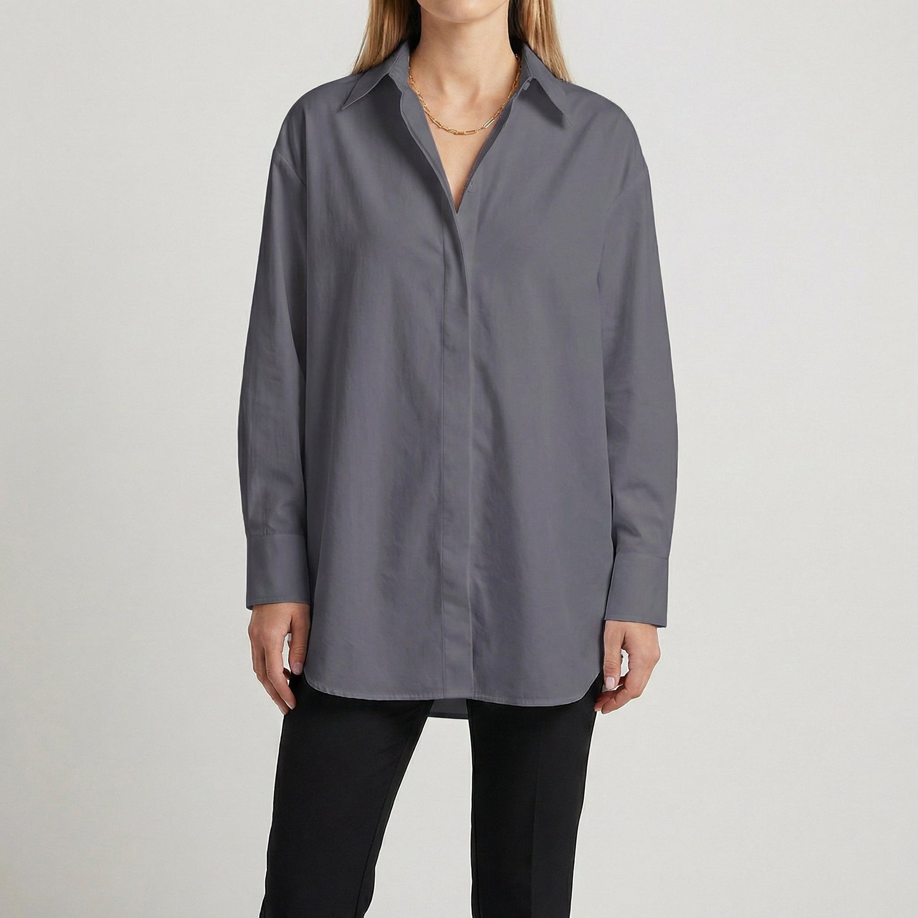 Camicia donna grigia dal taglio morbido con colletto aperto e polsini ampi