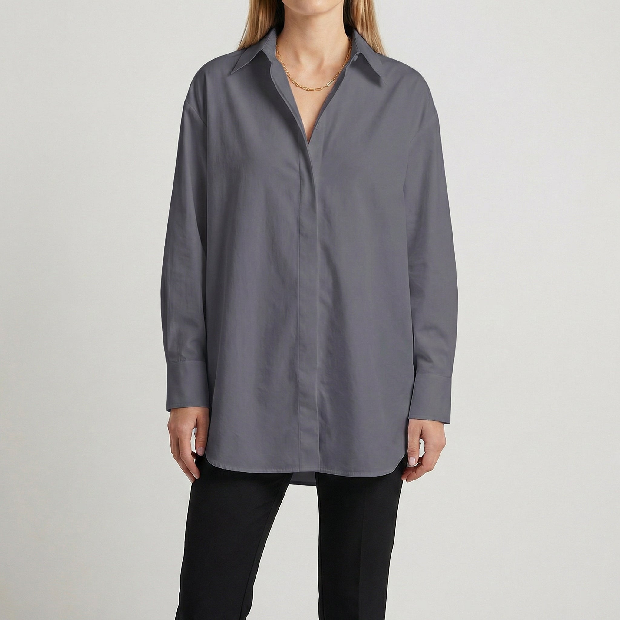 Camicia donna grigia dal taglio morbido con colletto aperto e polsini ampi