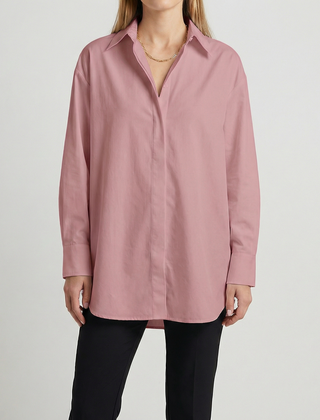 Camicia donna rosa antico dalla linea ampia con maniche lunghe e polsini larghi