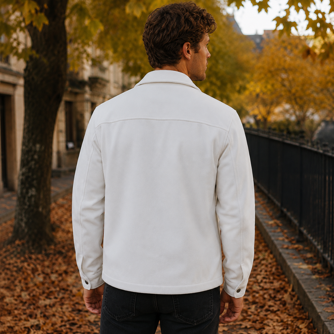 Retro della camicia giacca uomo bianca con carré e cuciture sulle spalle