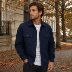 Camicia giacca uomo blu navy su t-shirt bianca, tasche con patta sul petto