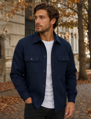 Camicia giacca uomo blu navy su t-shirt bianca, tasche con patta sul petto