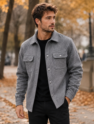 Camicia giacca uomo grigia aperta, due tasche con patta e colletto classico