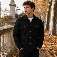 Camicia giacca uomo nera con colletto classico, tasche laterali e bottoni a pressione