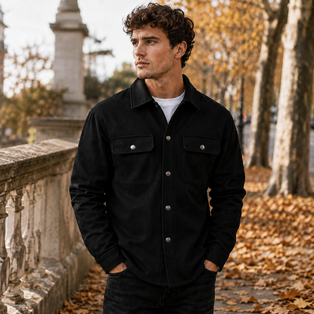 Camicia giacca uomo nera con colletto classico, tasche laterali e bottoni a pressione