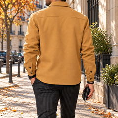 Retro della camicia giacca uomo gialla con cuciture sulle spalle e polsini abbottonati