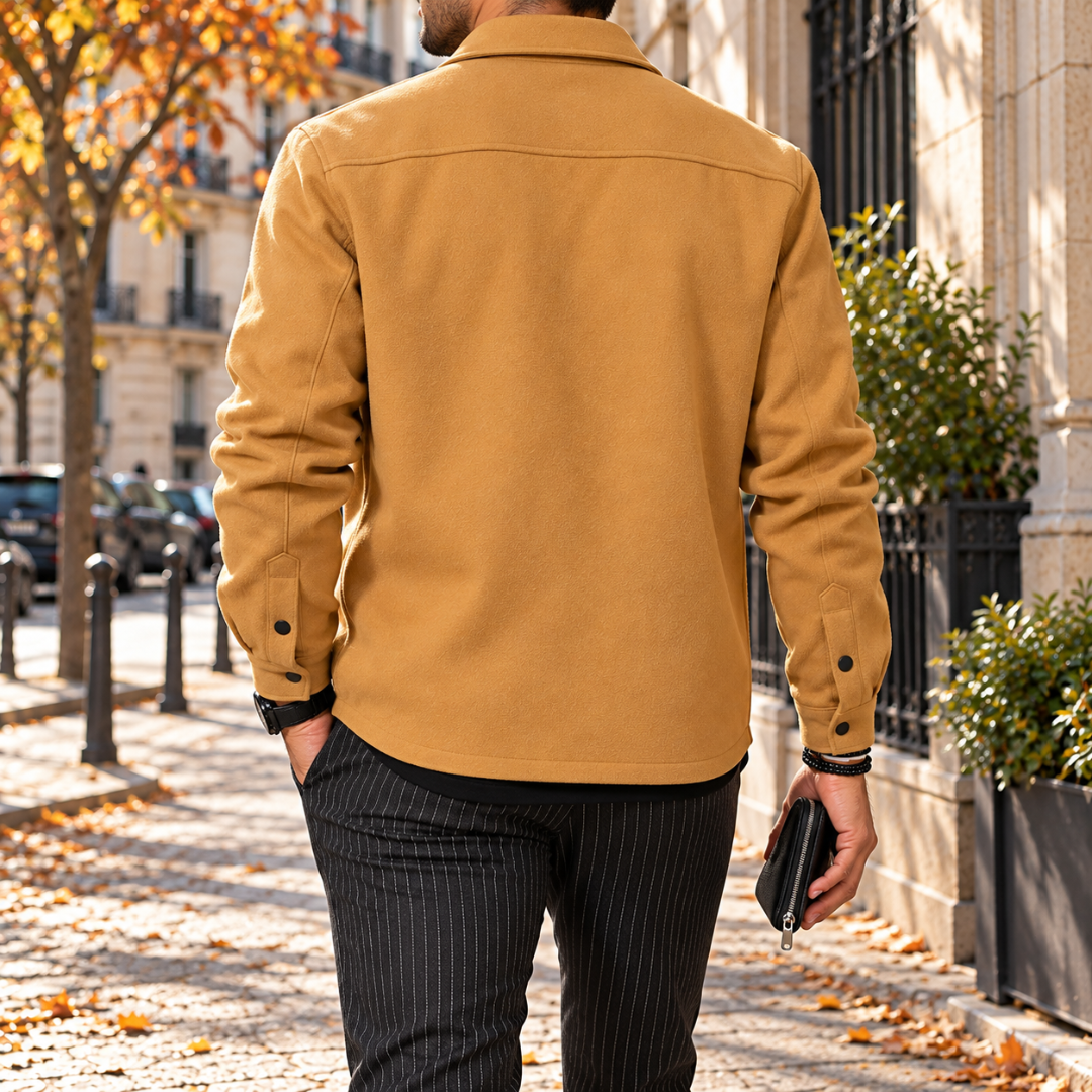 Retro della camicia giacca uomo gialla con cuciture sulle spalle e polsini abbottonati
