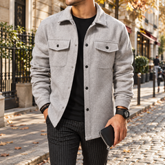 Camicia giacca uomo grigia con colletto a camicia e taschini sul petto