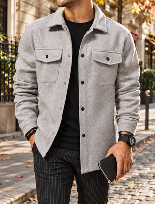 Camicia giacca uomo grigia con colletto a camicia e taschini sul petto