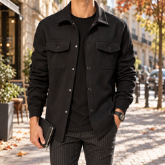 Camicia giacca uomo nera con bottoni a pressione chiari e colletto a camicia
