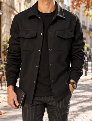 Camicia giacca uomo nera con bottoni a pressione chiari e colletto a camicia
