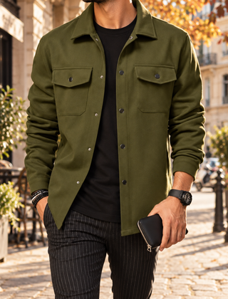 Camicia giacca uomo verde con chiusura a bottoni a pressione e orlo arrotondato
