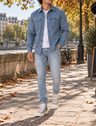 Camicia giacca uomo azzurra aperta con taschini con patta su t-shirt bianca