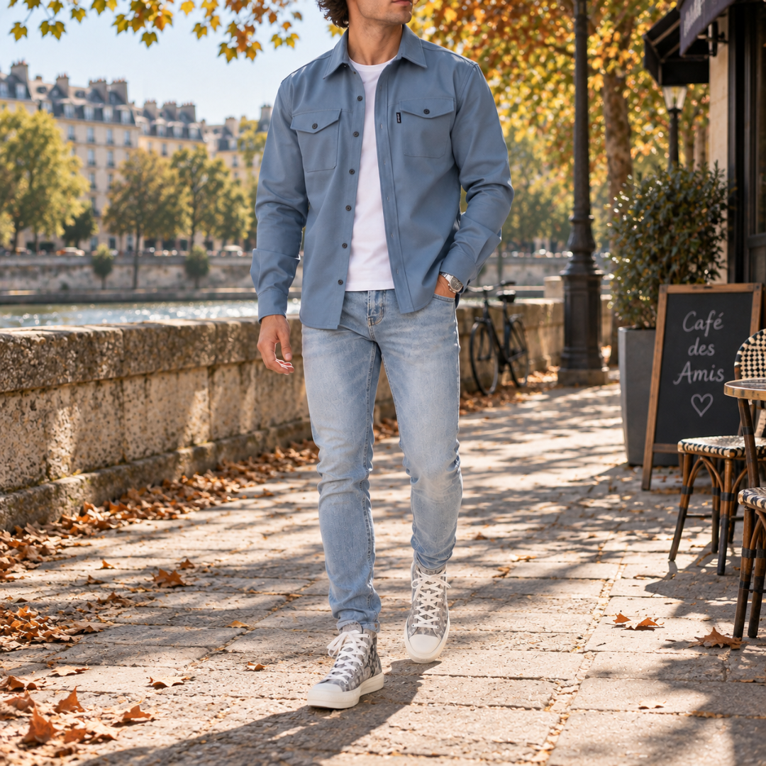 Camicia giacca uomo azzurra aperta con taschini con patta su t-shirt bianca