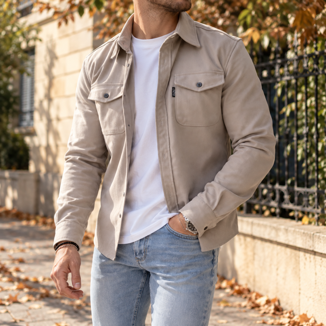 Camicia giacca beige da uomo indossata aperta con colletto a punta
