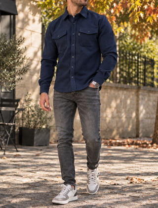 Camicia giacca uomo blu navy abbottonata con colletto a punta e taschini
