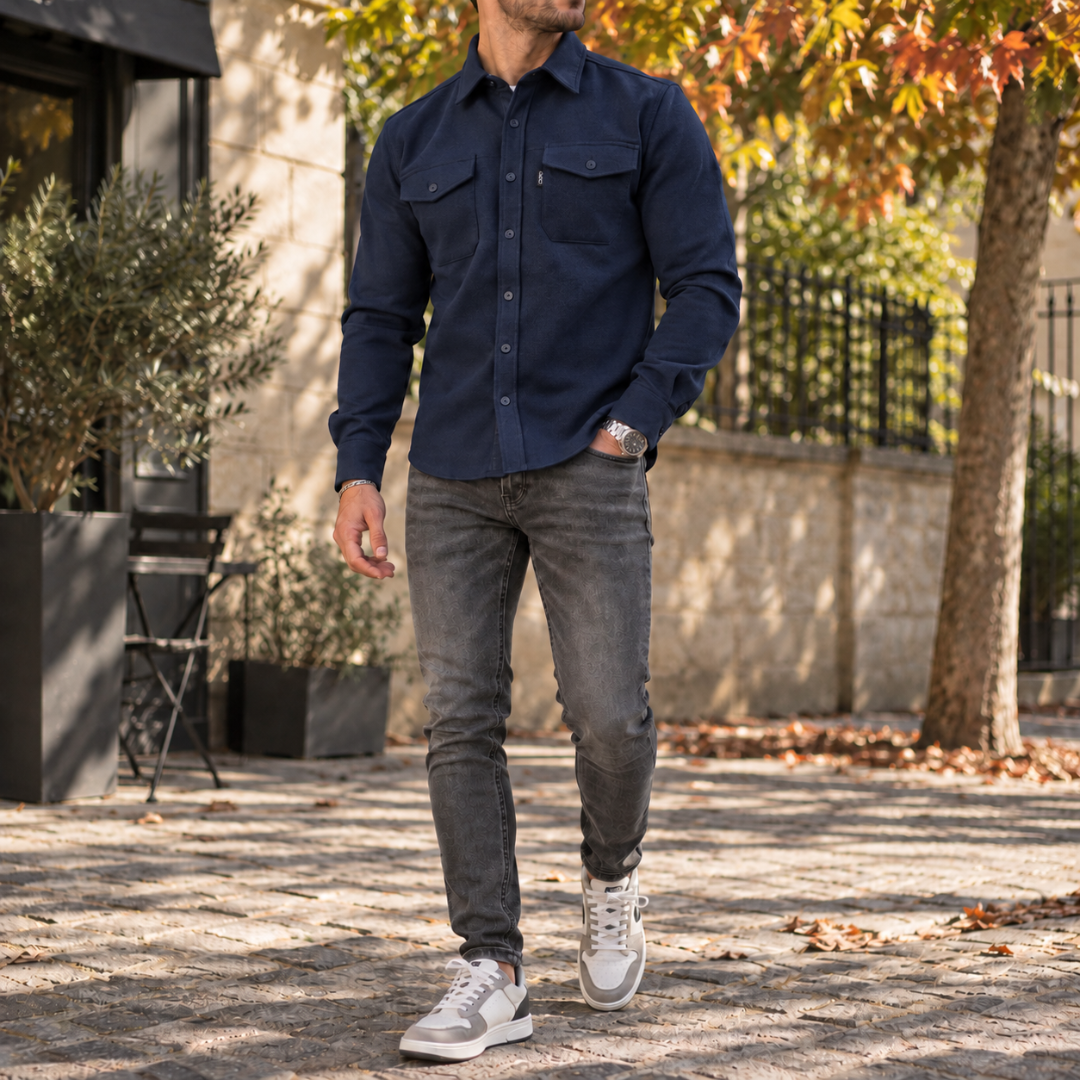 Camicia giacca uomo blu navy abbottonata con colletto a punta e taschini