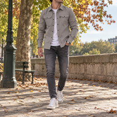 Camicia giacca uomo grigio chiaro con taschini sul petto e pantaloni scuri