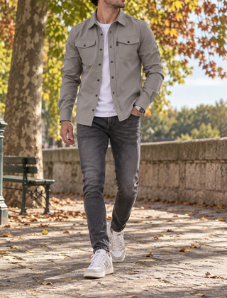 Camicia giacca uomo grigio chiaro con taschini sul petto e pantaloni scuri