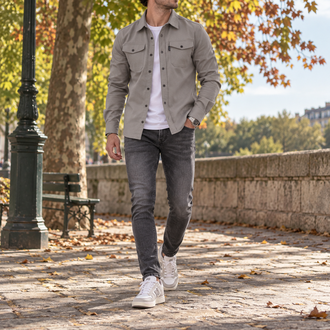 Camicia giacca uomo grigio chiaro con taschini sul petto e pantaloni scuri