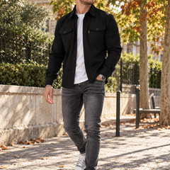 Camicia giacca nera da uomo aperta su t-shirt bianca con taschini sul petto