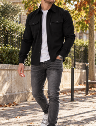 Camicia giacca nera da uomo aperta su t-shirt bianca con taschini sul petto