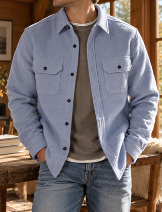 Camicia giacca uomo blu chiaro indossata aperta con due tasche sul petto