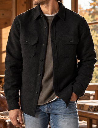 Camicia giacca uomo nera con collo a camicia e due tasche abbottonate sul petto