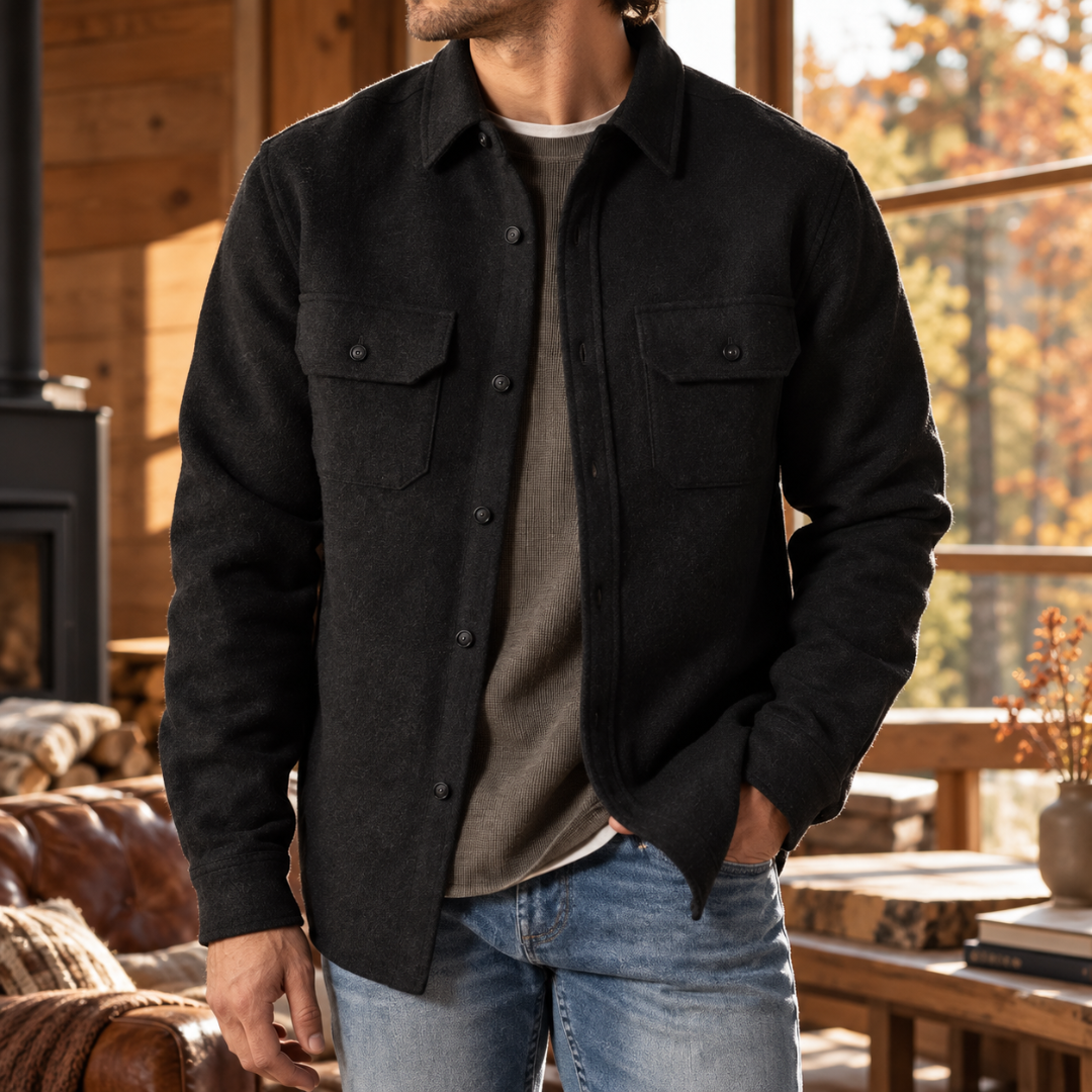 Camicia giacca uomo nera con collo a camicia e due tasche abbottonate sul petto