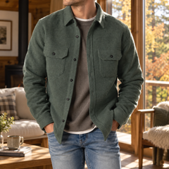 Camicia giacca uomo verde con collo a camicia e bottoni scuri sul davanti