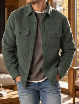 Camicia giacca uomo verde con collo a camicia e bottoni scuri sul davanti