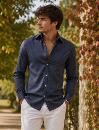 Camicia uomo grigio scuro a righe sottili con bottoni chiari sul davanti