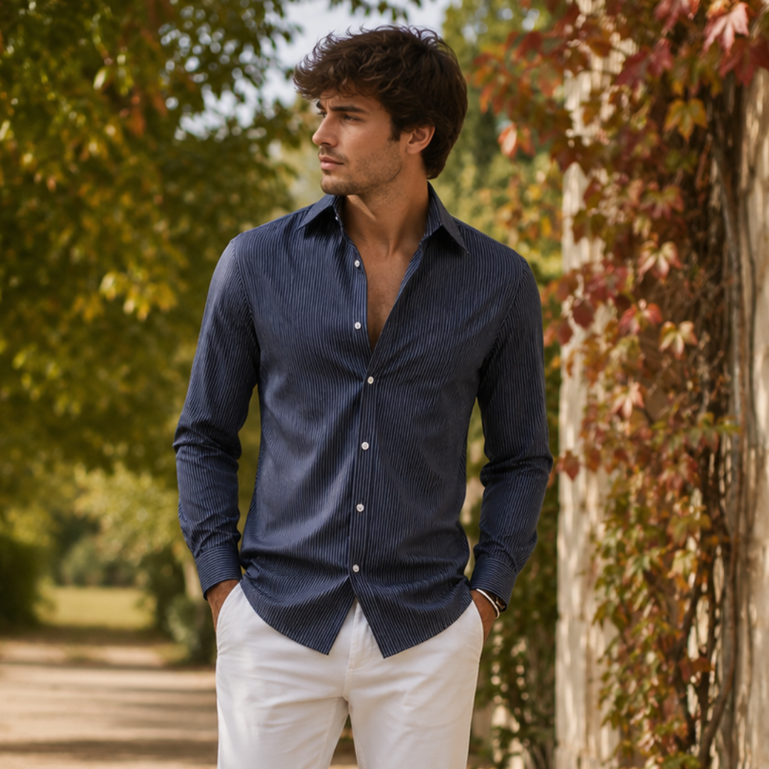Camicia uomo grigio scuro a righe sottili con bottoni chiari sul davanti