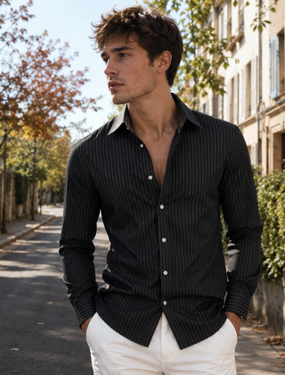 Camicia uomo nera a righe verticali bianche con collo classico e maniche lunghe