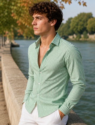 Camicia uomo verde a righe verticali con collo classico aperto sul davanti