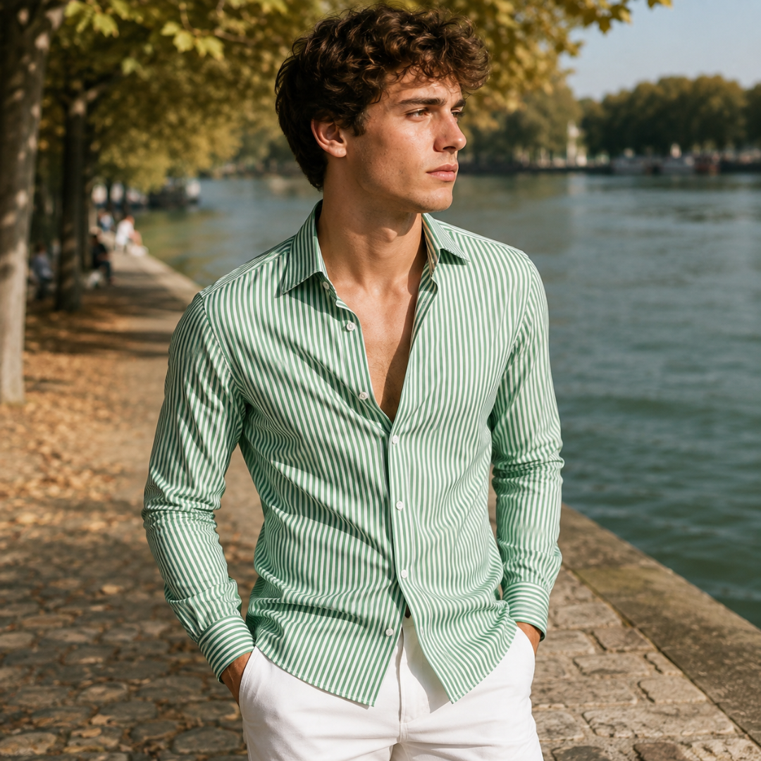 Dettaglio della camicia verde a righe verticali con fondo arrotondato e polsini abbottonati