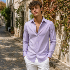 Camicia uomo viola chiaro a righe sottili con collo aperto e maniche lunghe