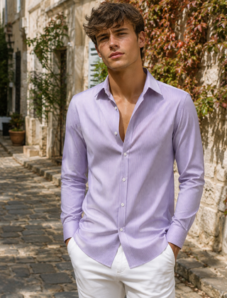 Camicia uomo viola chiaro a righe sottili con collo aperto e maniche lunghe