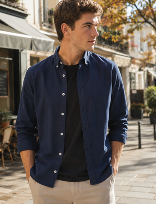 Camicia uomo blu aperta sopra una t-shirt nera, collo button down