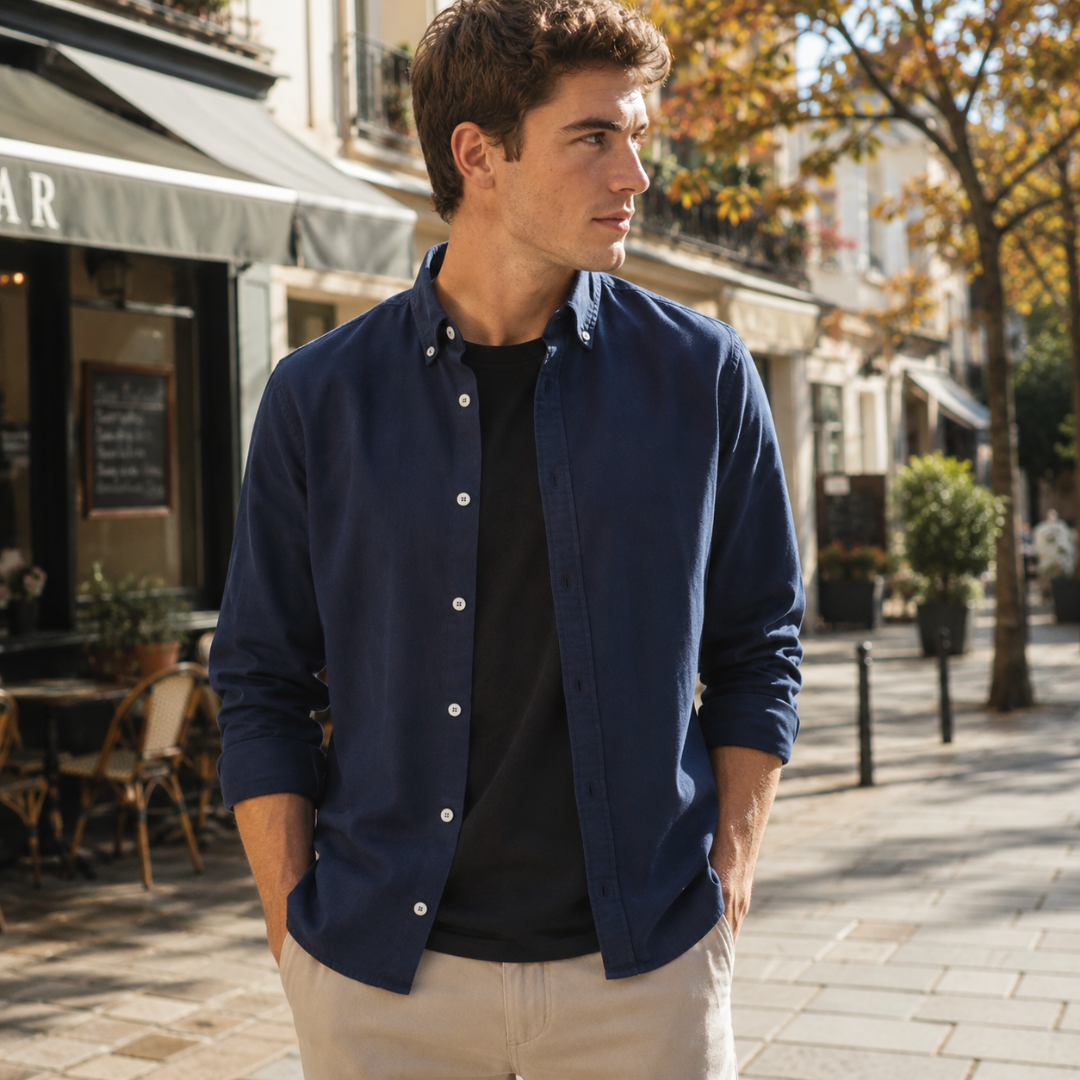 Camicia uomo blu aperta sopra una t-shirt nera, collo button down